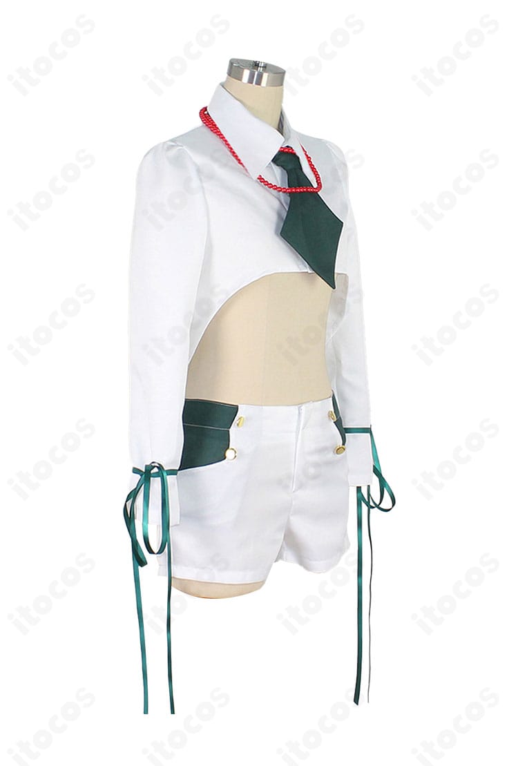 Rche（傲慢ちゃん）コスプレ衣装の右側面。ショートパンツのシルエットとサイドのラインが確認できる全体像