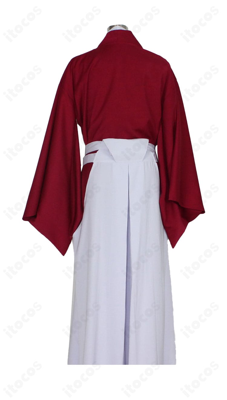 緋村剣心コスプレ衣装の背面。背中の縫い割りや裾捌き、フィット感の様子が分かる画像