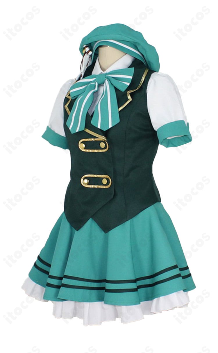 宇治松千夜 メイド服コスプレ 左側面ビュー。ベストのシルエットと袖周りの収まりが見える角度。