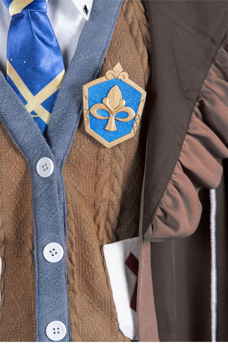 無期迷途 リン コスプレ衣装の胸飾りアップ。象徴的モチーフの再現度と取り付け位置が分かる画像。