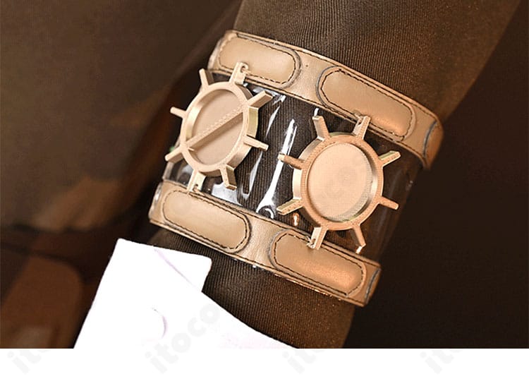 袖口の装飾ディテール。カフスの形状と配色、ステッチの見え方を確認できるクローズアップ