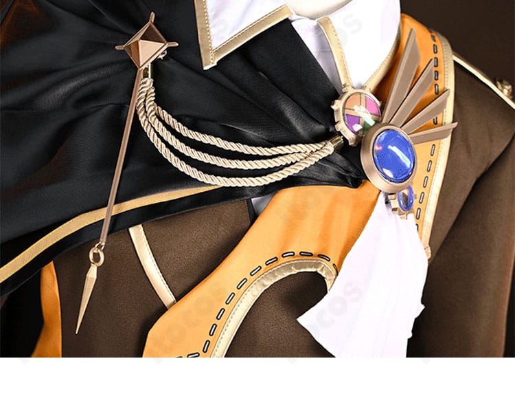 天馬司衣装の胸元装飾アップ。チェーンやエンブレムなど胸飾りの配置と質感の詳細