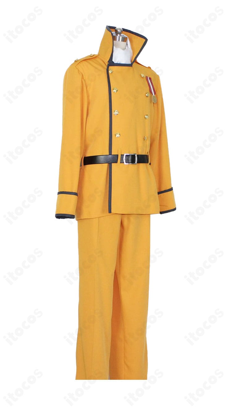 右側面アングル。袖のライン、ベルトの通し方、シルエットの厚みを確認できる写真。