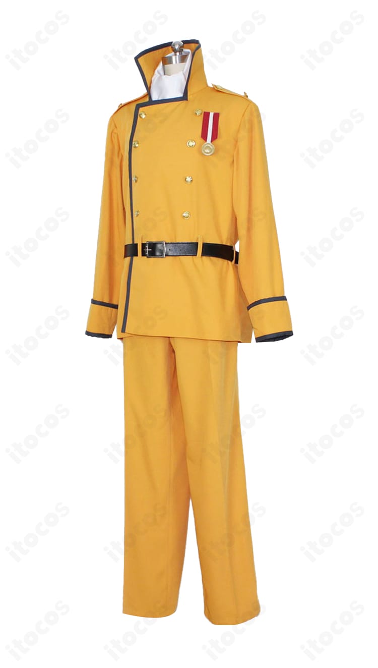 左側面アングル。帽子の角度、スカーフの流れ、サイドラインの直線的な造形が見える写真。