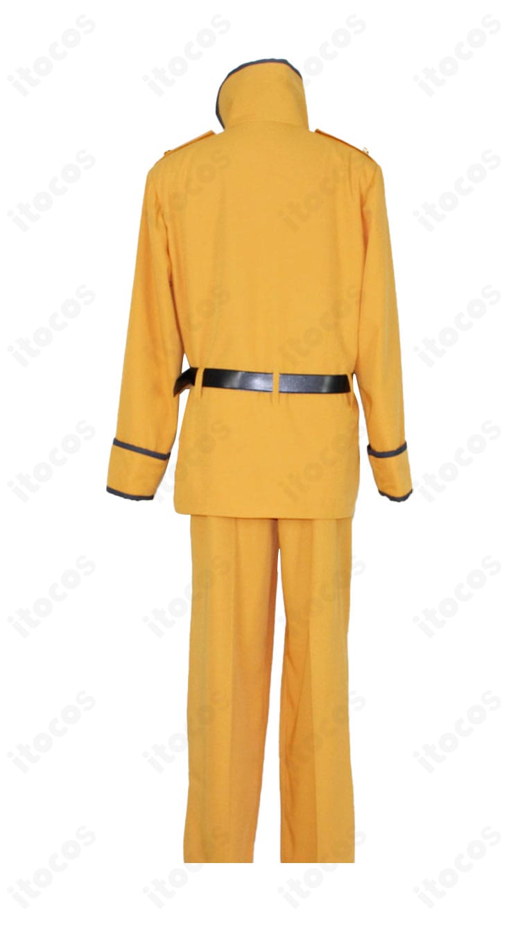 背面図。背面の縫い割りライン、裾の広がり、ベルトの収まりを確認できる画像。