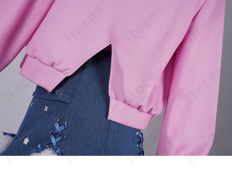 衣装背面の細部。縫い代処理やファスナーの収まり、後ろ姿の再現度を確認。