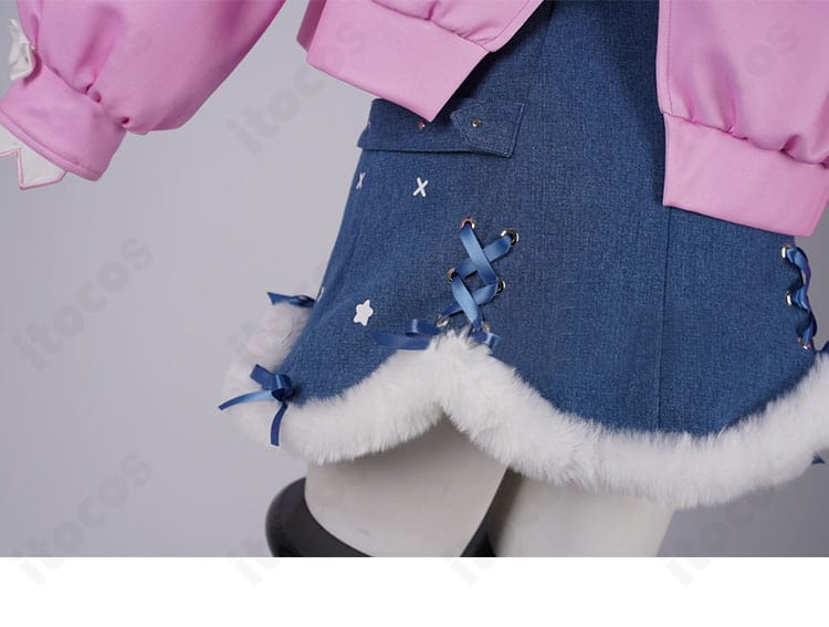 スカート背面装飾の拡大。裾の切り替えや装飾パーツの配置で後ろ姿も映える仕様。