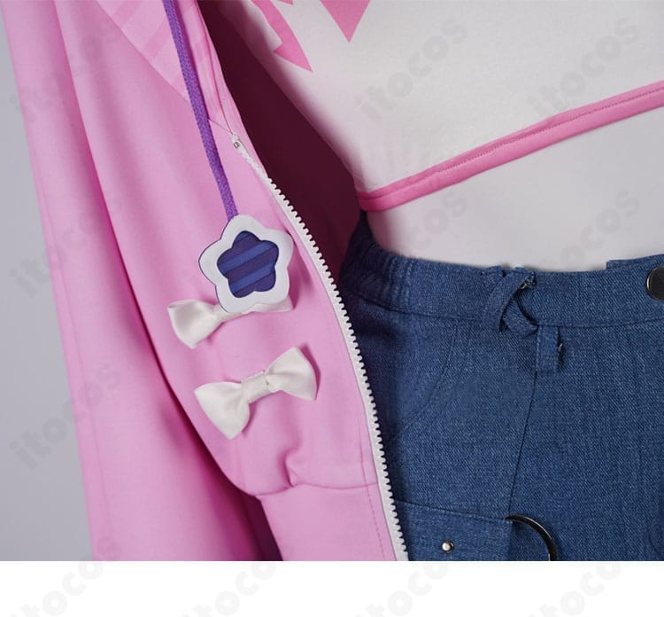 コート装飾ディテール。胸元から裾にかけた意匠とステッチワークをクローズアップ。