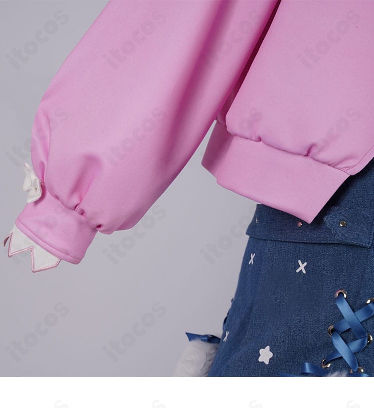 袖の装飾ディテール。カフスの意匠や配色、ボタン・トリムの作り込みを確認。