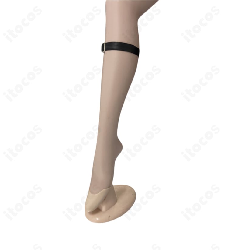 腿飾りの装飾ディテール接写・衣装コーデのアクセントとしての意匠表現