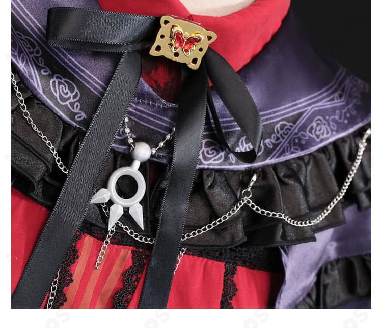 胸元リボン装飾の接写。結び目の形と中央パーツの質感、色味のコントラストを示す画像