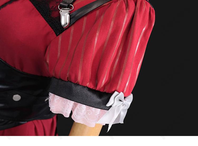 袖口装飾の詳細。カフスの形状、ボタン配置、パイピングの見え方を捉えた接写