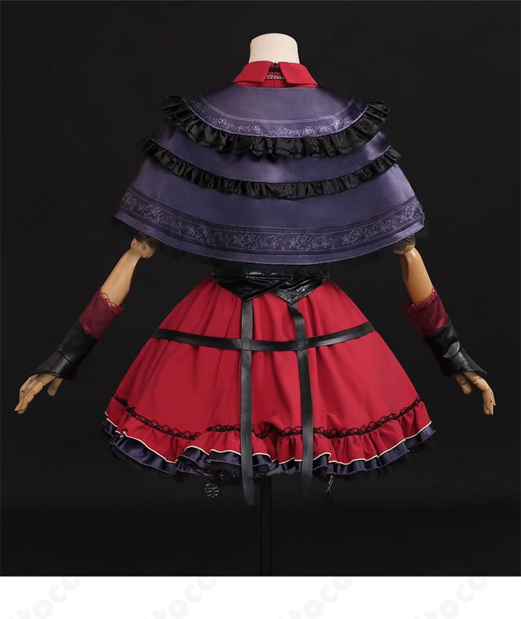 シオリ・ノヴェラ探偵衣装の背面。バックファスナー周辺とスカートの切り替え、披肩の長さを示す写真