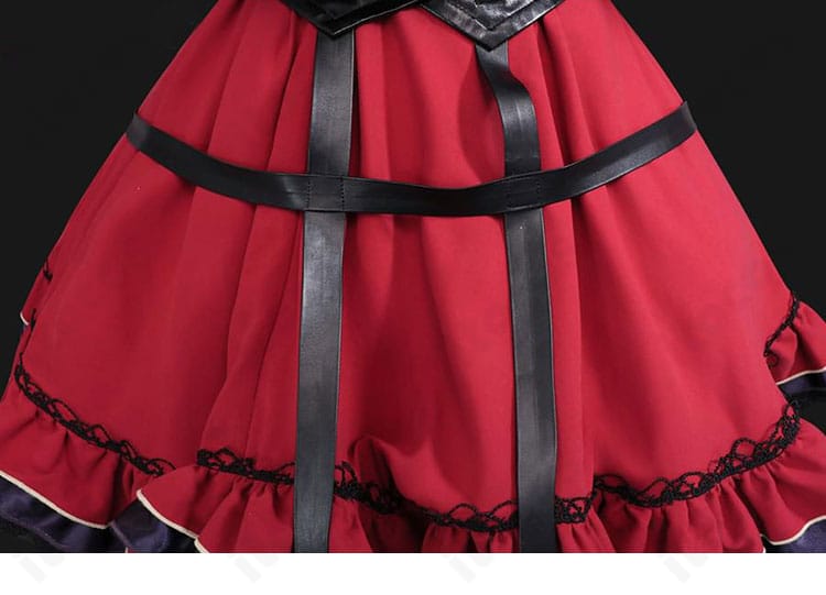 スカート背面装飾の詳細。ヒップ下の切り替えとフレア分量、背面意匠の見せ方を示す写真