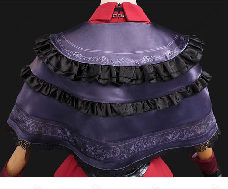 披肩背面の装飾ディテール。背面ラインと縁取り、動いた際のドレープ感が分かる画像