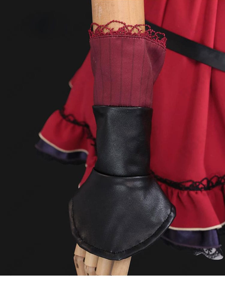 手飾りのアップ。手首アクセサリーの形状と留め具、全体コーデへの統一感を示す写真