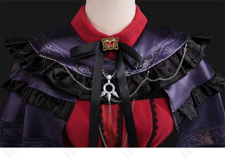 探偵衣装の襟装飾ディテール。カラーとネックレスの配置、縫製の仕上がりが分かるクローズアップ