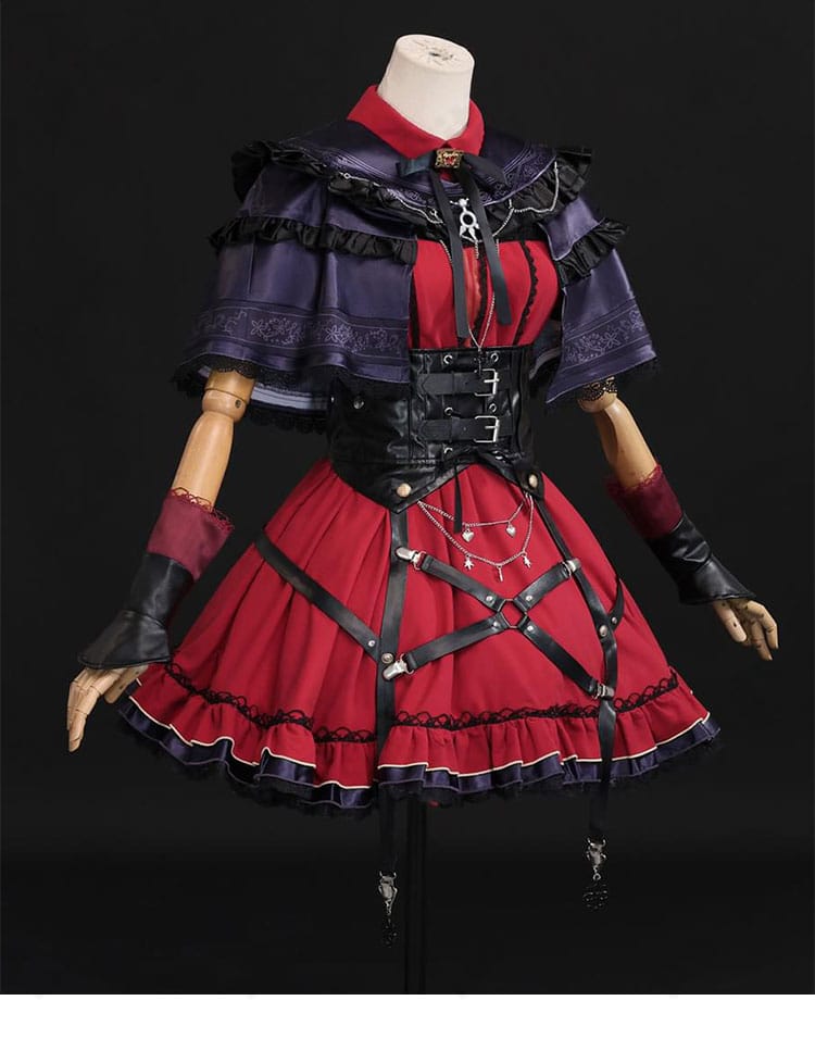 シオリ・ノヴェラ探偵衣装の側面。スカートラインとケープの落ち感、袖口の装飾が確認できる角度