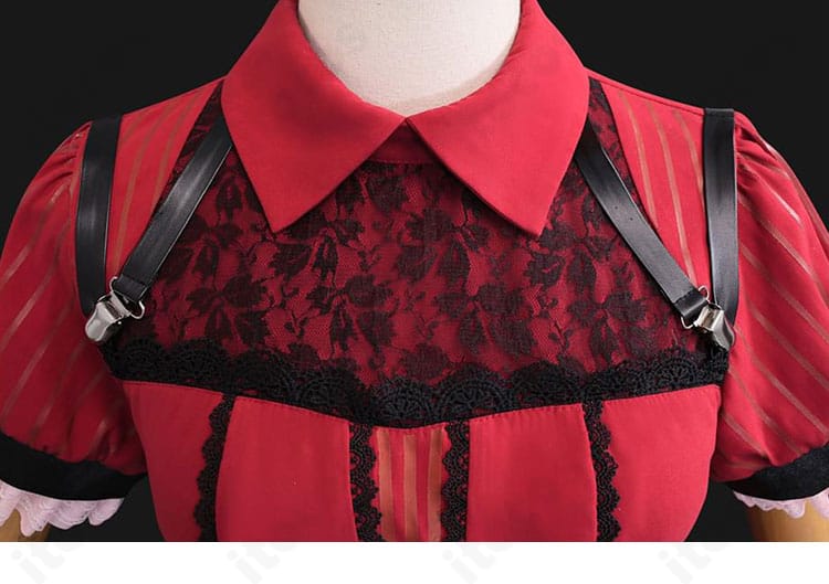 胸元装飾のアップ。ブローチ風パーツと生地の質感、ギャザーの入り方を確認できる画像