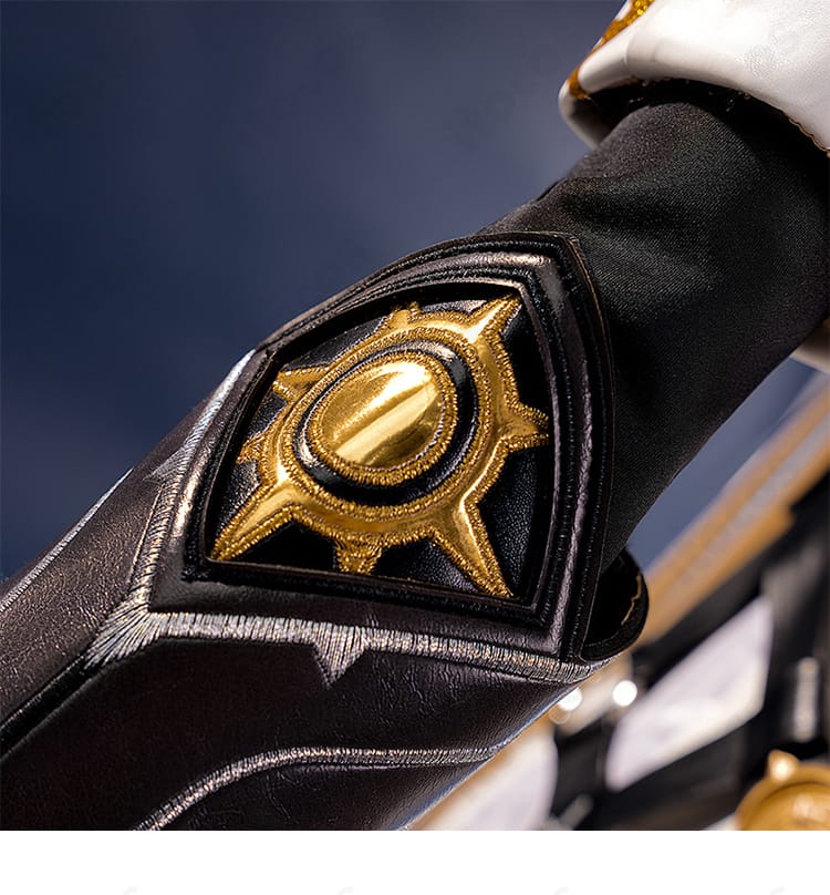 崩壊：スターレイル ファイノン衣装 右肩鎧のディテール。エッジの造形と表面テクスチャ、固定ベルトの仕様が分かる接写。