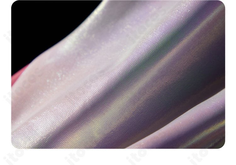 全体的な装飾ディテールをまとめたカット。首元〜腰部までの一貫したデザインを強調。