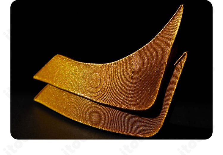 ラクス・クラインのネックレス風アクセサリーの接写。衣装とのコーディネートを表現。