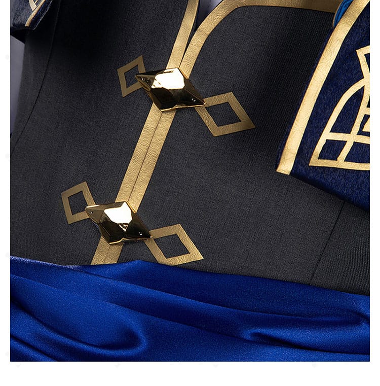 採用ボタンのクローズアップ。金属調の質感が衣装全体の格を高める。