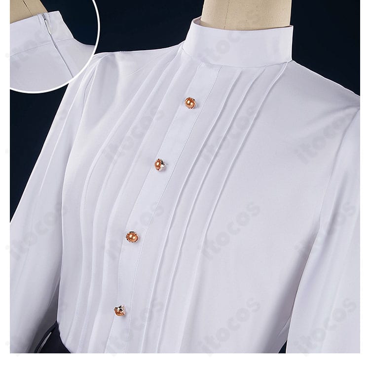 シャツ前立てと装飾チェーン。品のある金具使いで胸元を立体的に演出。