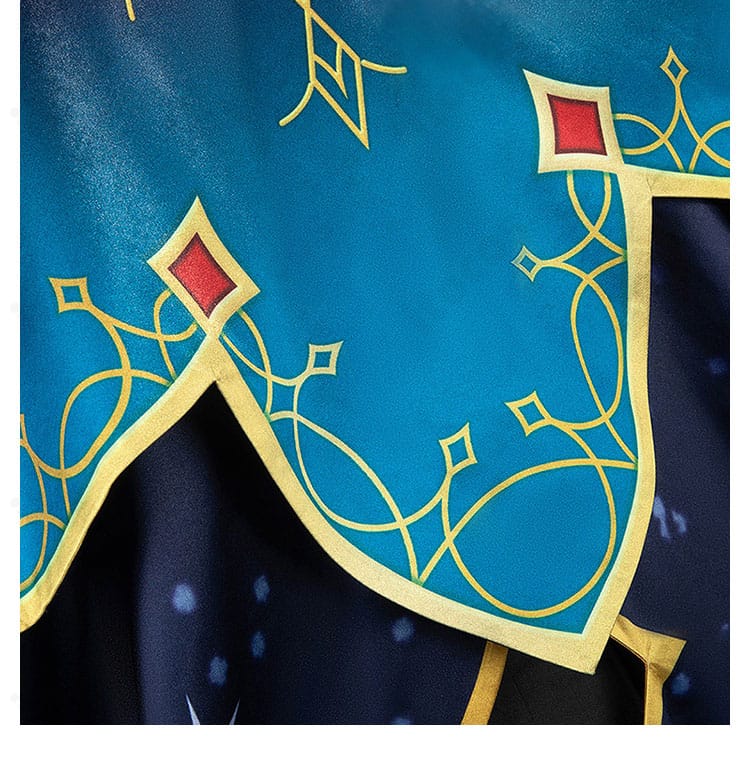 マント背面の装飾。背中心の意匠と落ち感の確認に適したカット。