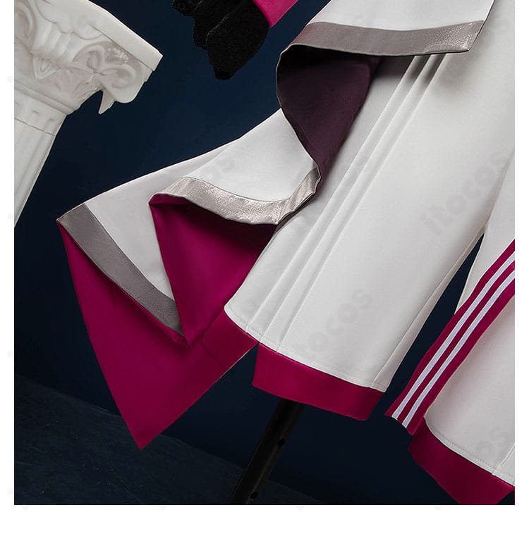 半ズボン部の装飾ディテール、足元まで続く意匠