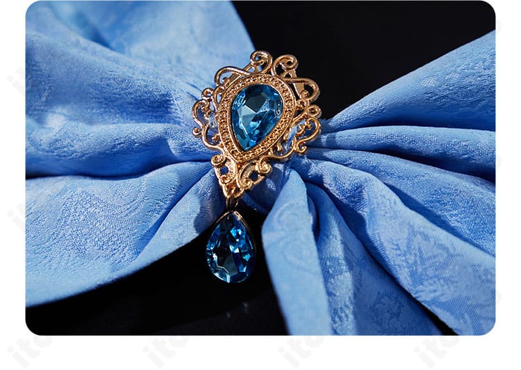 背面の蝶結び装飾のアップ。結びのボリュームと縫製ラインが際立つディテールショット。