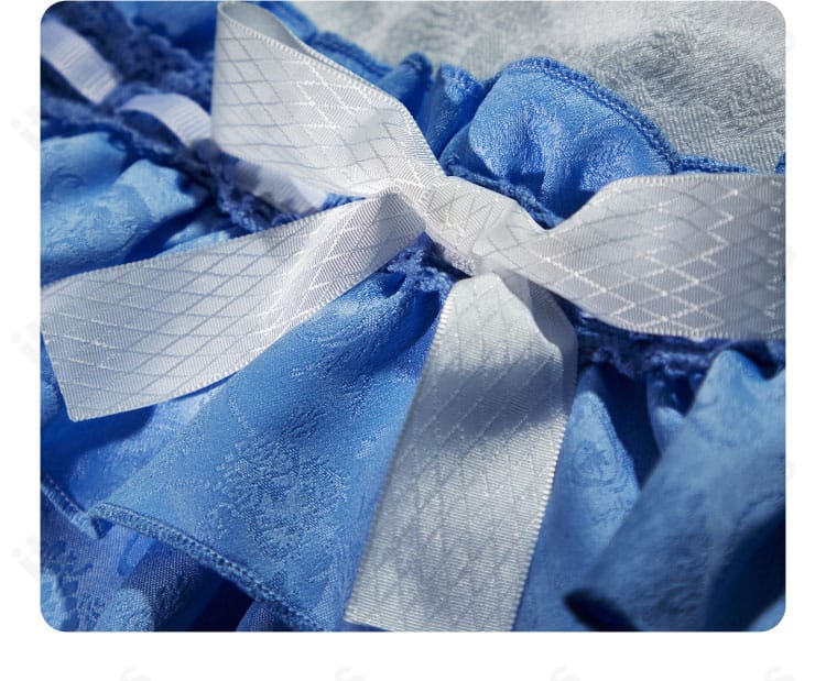 袖口装飾の近接画像。レース調の縁取りと丁寧な縫製が見えるディテール。