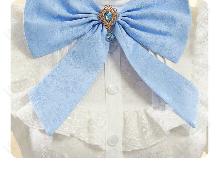 襟元デザインの詳細。高級感のある刺繍とスカーフの重なりが美しく収まったアップショット。