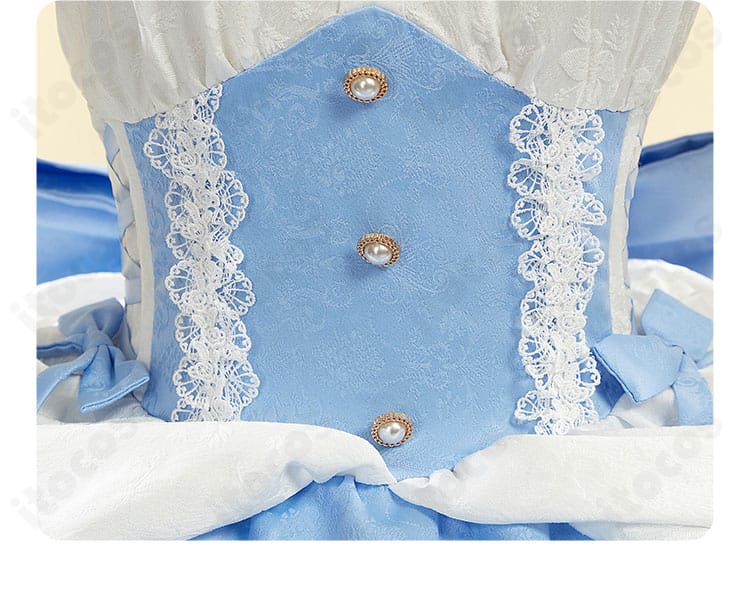 腰まわり装飾のクローズアップ。ウエストの切替とフレアを強調する構成で美シルエットを演出。