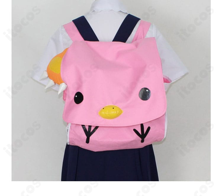 バックパック装飾ディテール。チャームとステッチワーク、配色のコントラストが分かるクローズアップ。