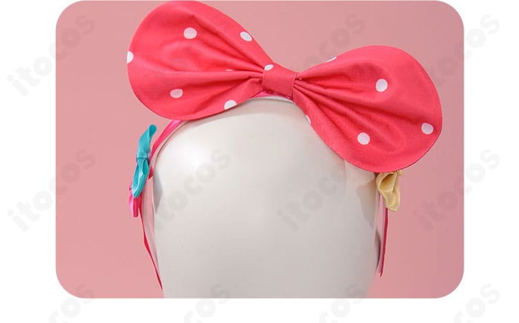 コスチューム用ヘアアクセサリーのクローズアップ。ヘアピンとカチューシャのデザインを強調。