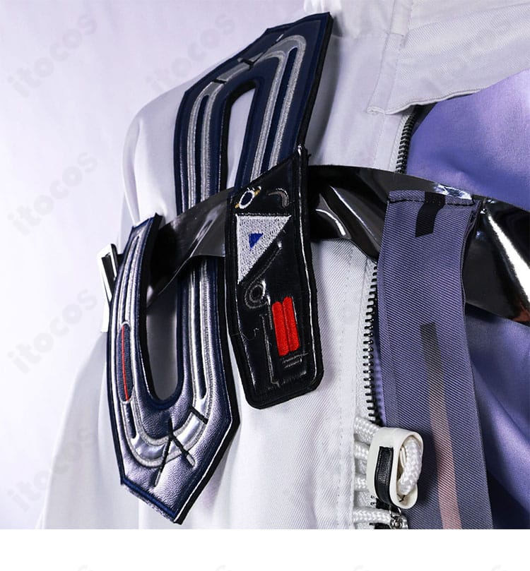 アークナイツ コントレール衣装・襟元ディテール。襟の形状と装飾金具の再現を示すアップショット。