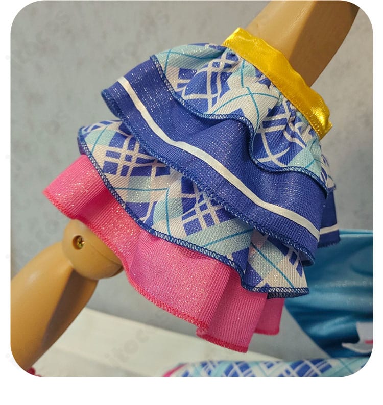 真中らぁら コスプレ衣装 袖口・アームカバーの接写。フリルとパイピングの仕立てを確認できる画像