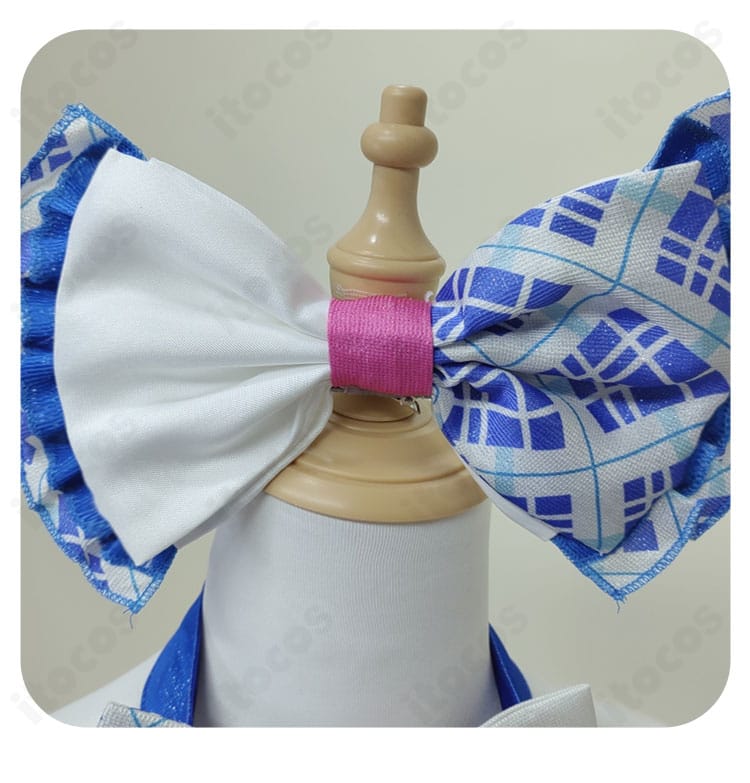 真中らぁら コスプレ衣装 髪飾りのクローズアップ。リボン装飾と配色の質感を示すディテール写真