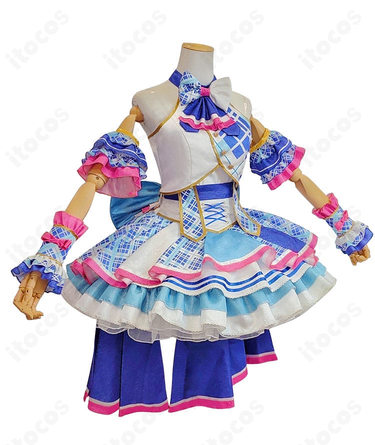 真中らぁら コスプレ衣装 サイド。スカートのボリュームとウエストライン、腕飾りの立体感を確認できる画像