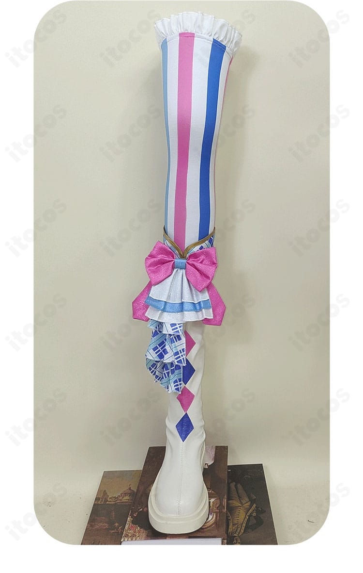 真中らぁら コスプレ衣装 靴下とレッグカバーの接写。足元の配色バランスと柄の再現を示す画像