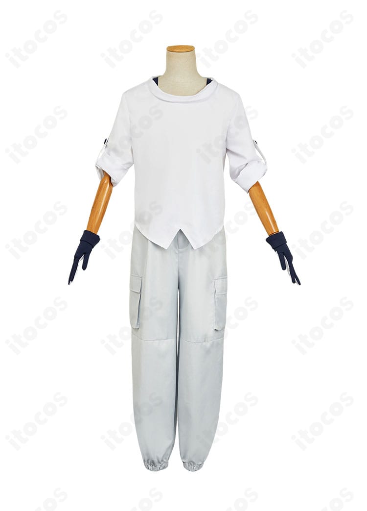 シュウジ・イトウ 軍服コスプレ衣装の正面全景。シャープな襟と直線的なシルエットが強調されたデザイン