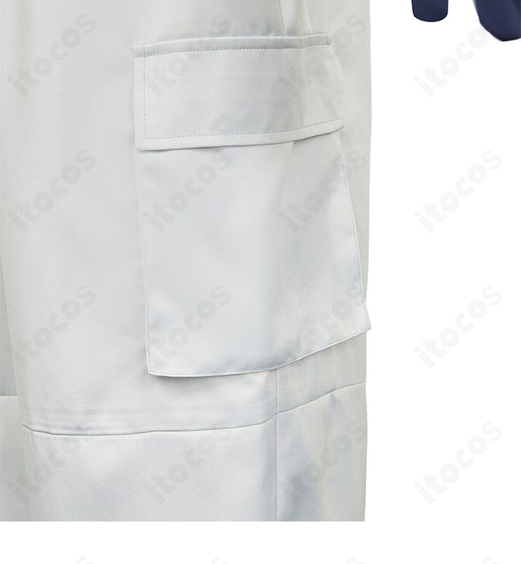 シュウジ・イトウ コスプレ衣装のズボンポケットまわり。ステッチと機能的な意匠を確認できるクローズアップ