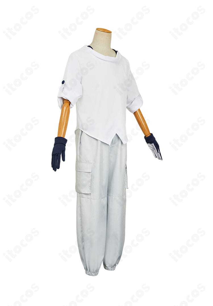 シュウジ・イトウ コスプレ衣装の右側面。袖口の装飾や縫製ラインなど細部の作り込みを確認できる画像