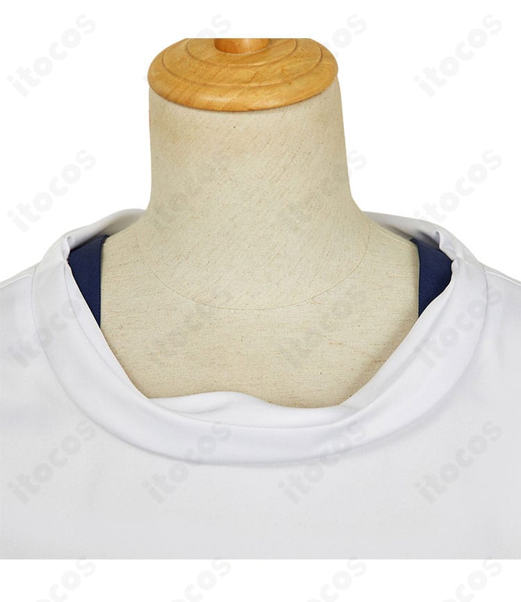 シュウジ・イトウ コスプレ衣装の襟元ディテール。刺繍と装飾パーツの質感が見えるクローズアップ