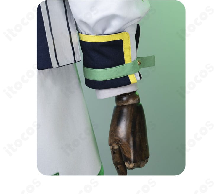 袖口の装飾ディテール。カフの切り替えと装飾ボタンの質感を示す近接カット。