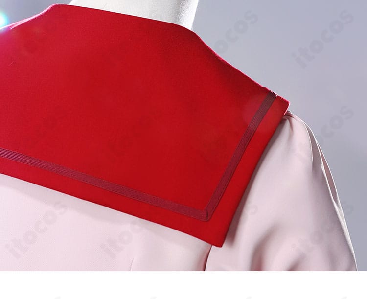 背面と肩披肩のディテール。背中の開閉仕様と美しいライン取りを確認できる背面図。