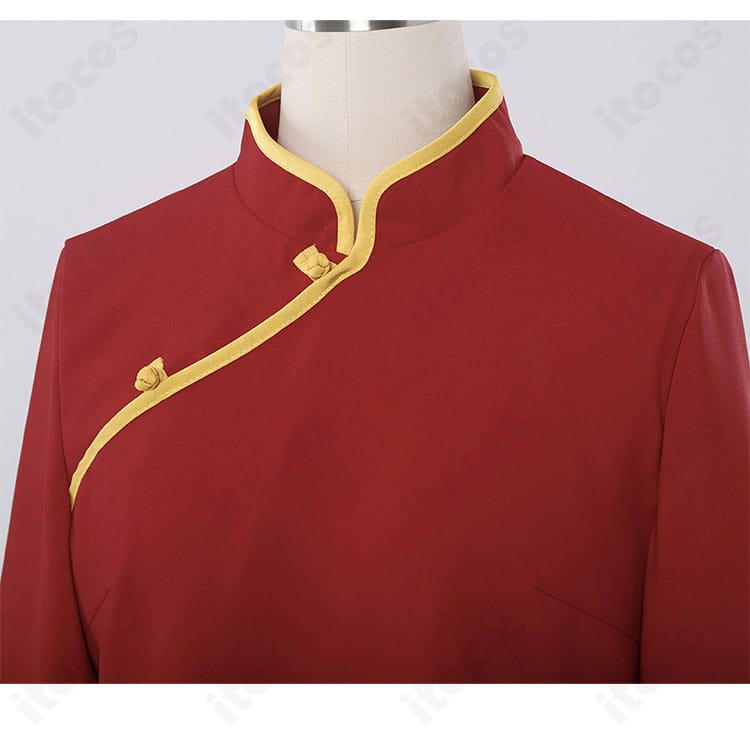 斜襟部分の拡大。神楽チャイナ服の刺繍とパイピング、留め具の意匠を示すディテール画像。