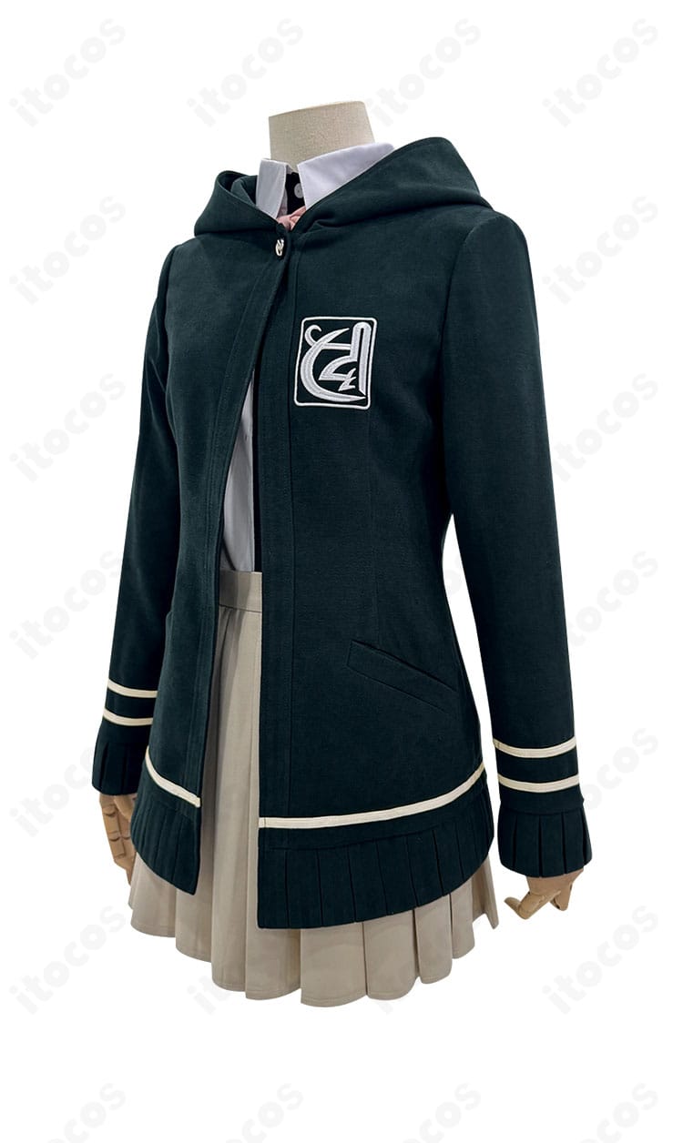 左側アングルの七海千秋 衣装。パーカーのライン配置とスカート裾の広がりをチェック。