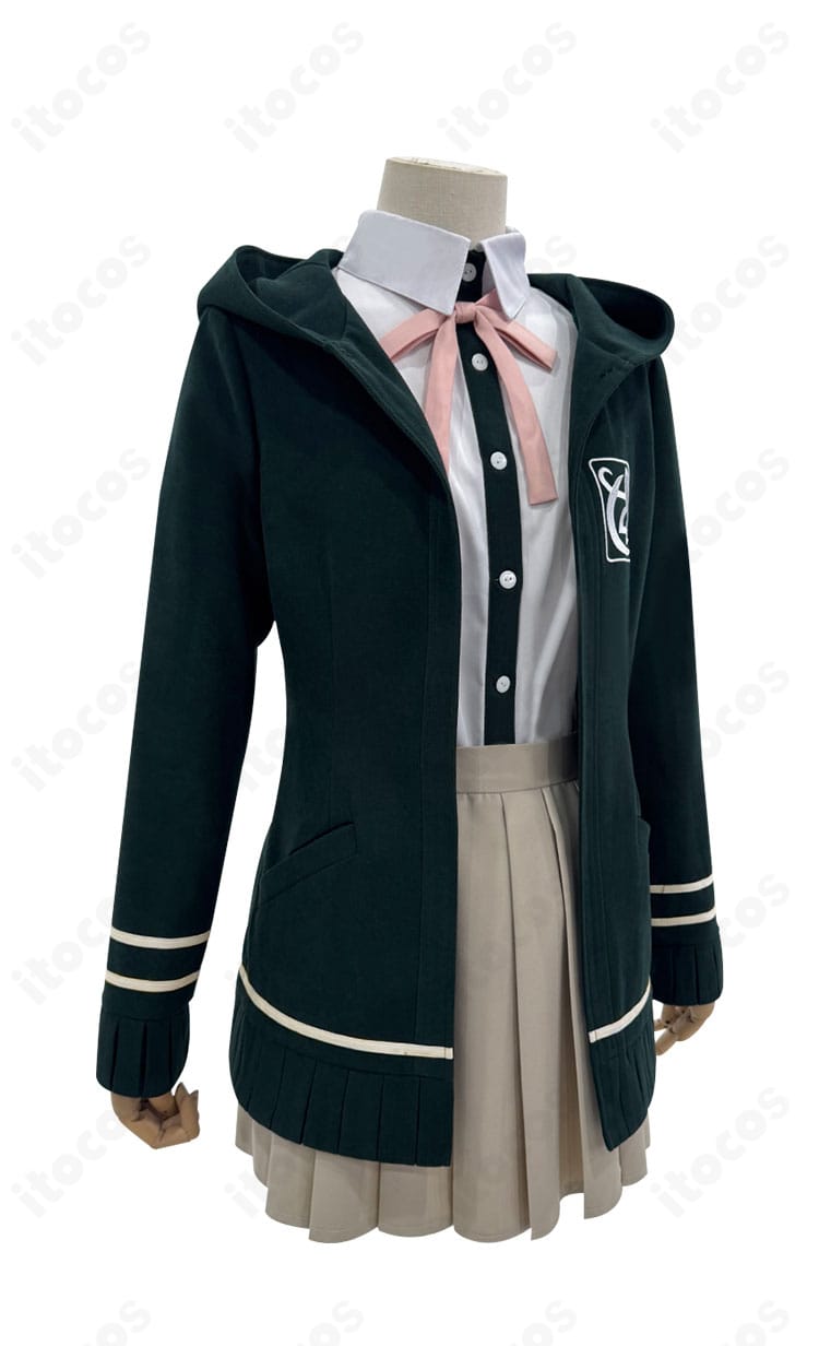 右側アングルで見る七海千秋 猫耳フードと袖口のディテール。ラインの走りとフード形状を強調。